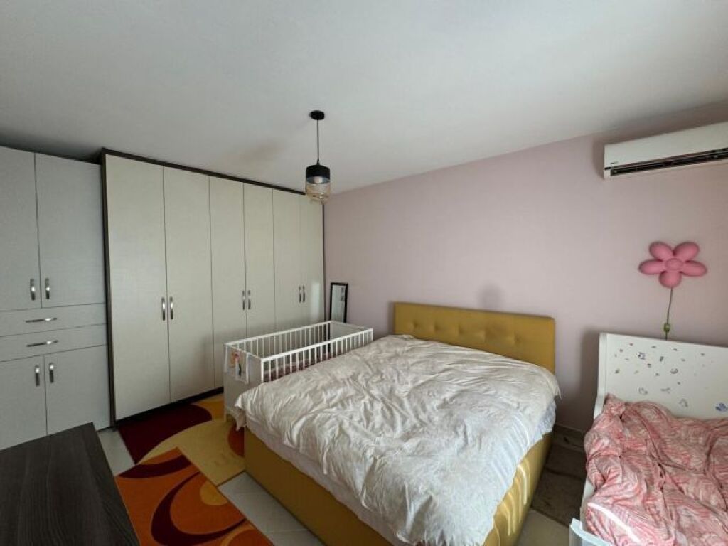Shitet Apartament 1+1 tek Fresku , Prane Market Andi .  110.000 Euro.