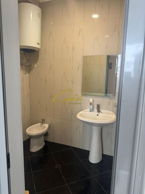 AMBIENT BIZNESI ME QIRA 80 M2 RRUGA E DIBRES 120.000 LEKE