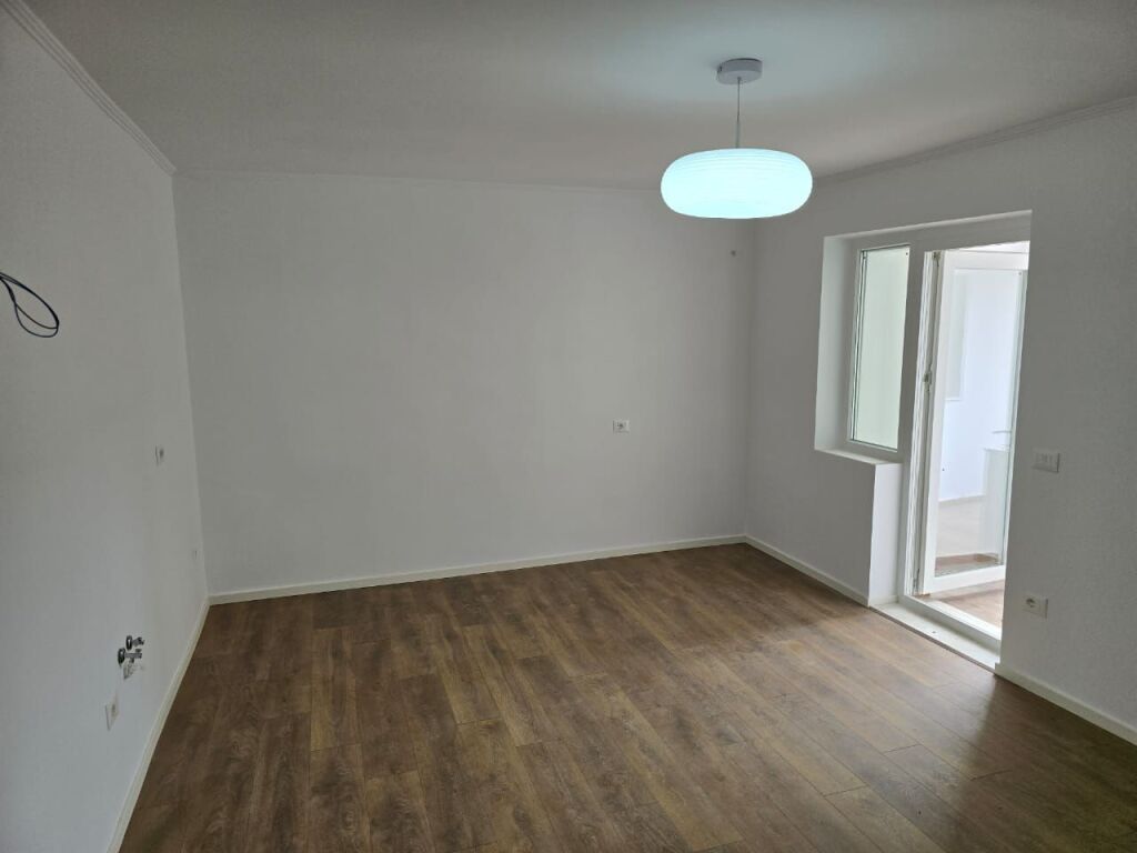 Shitet Apartment Te Ish Tregu Elektrik 1+1 kati 3 Orjentim Jug Lindje 50 m² Pallt Egzistus I Risauruar Çmimi 115000 €
