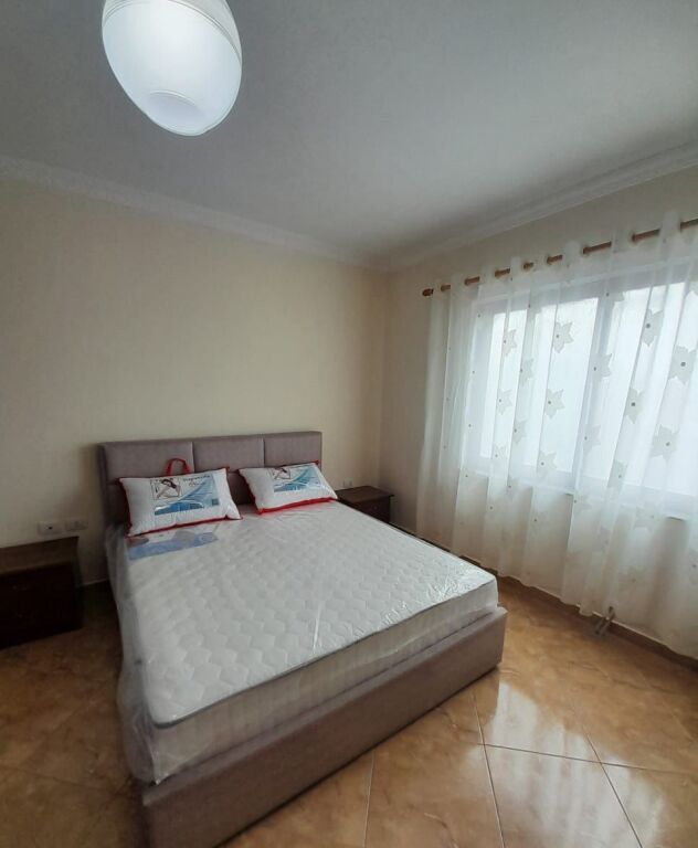 Jepet me qera Apartamenti 1+1 , rruga e Dibres 100 metra nga Medreseja 550 mije leke