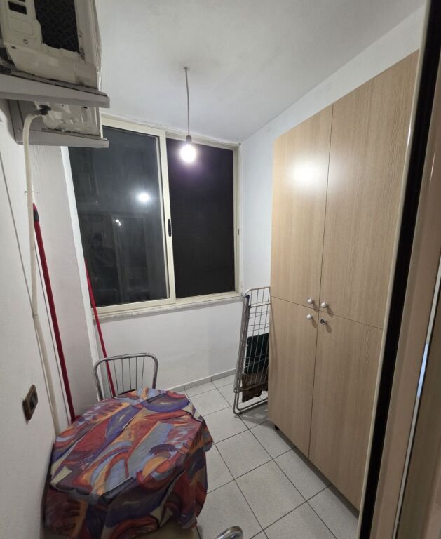 Jepet me qera Apartamenti 1+1 , Xhamllik rruga Tell Ndini mbrapa Farmaci Dite e Nate 370 mije leke