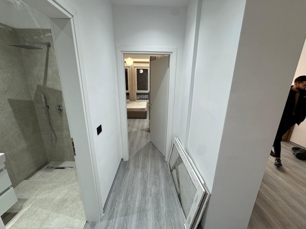 Jepet me qera apartament 1+1 te zona e 5 Maji. Apartamenti ndodhet në katin e 2-të të një pallati të ri me ashensor. Është i sapoarreduar dhe ofron kushte moderne e komode për banim.  💶 Çmimi: 450€ / muaj.
