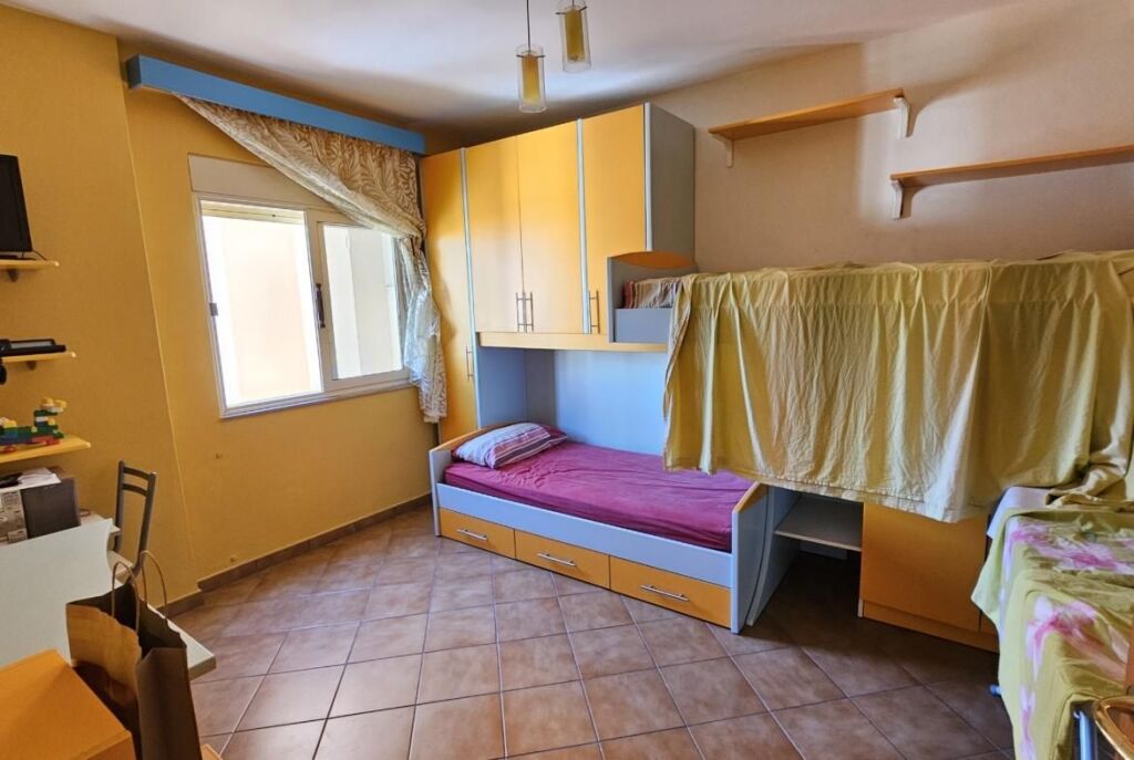 Presso la Scuola Ali Demi, Appartamento 2+1+2 in Affitto con Spazio Ampio!