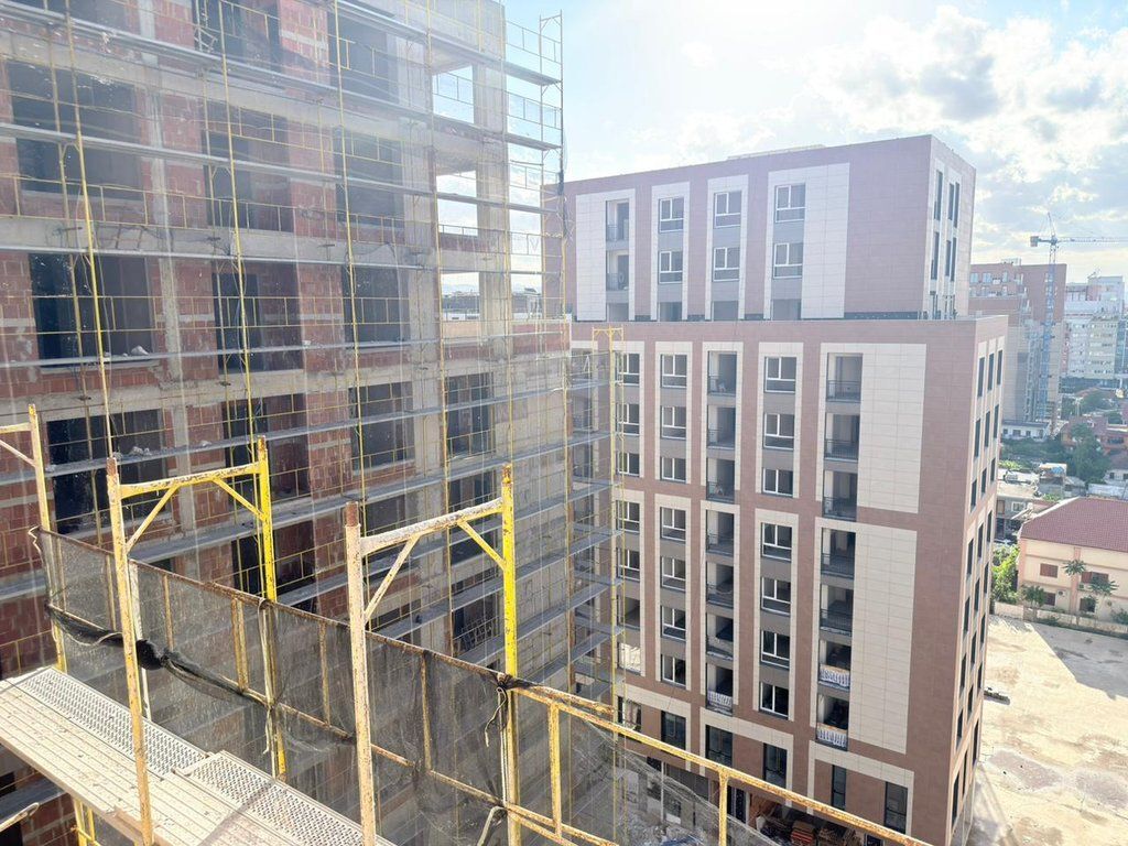 Via Dritan Hoxha, Vendesi Appartamento 2+1 con Veranda 165.000 €