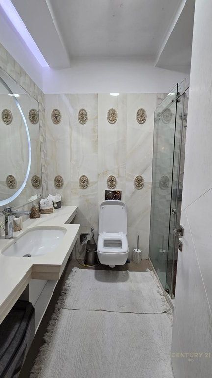IN AFFITTO PENTHOUSE 3+1+2 CON VERANDA + POSTO AUTO, LAGO ASCIUTTO!!! 1.600 € /Mese