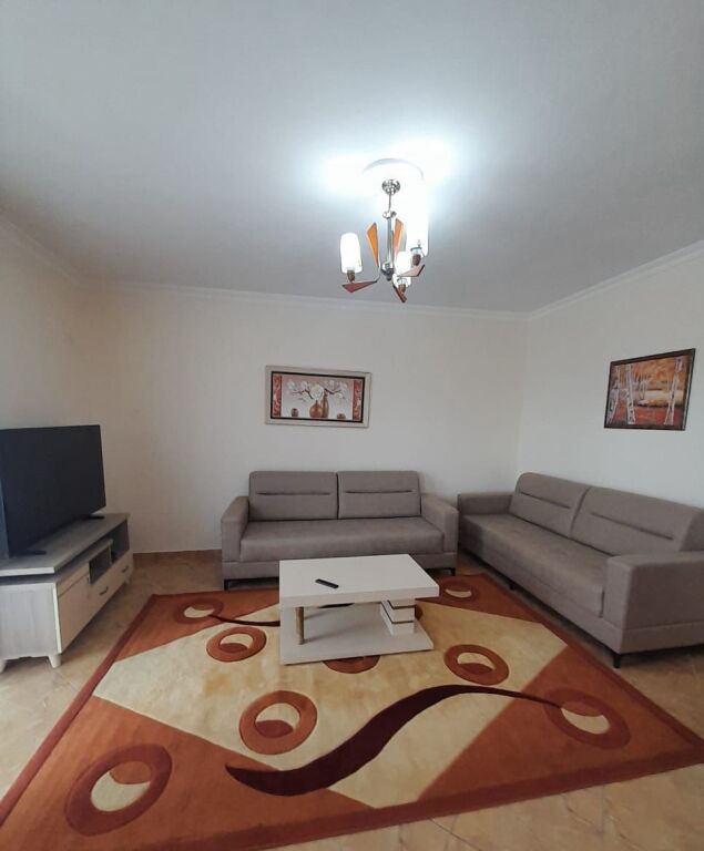 Jepet me qera Apartamenti 1+1 , rruga e Dibres 100 metra nga Medreseja 550 mije leke