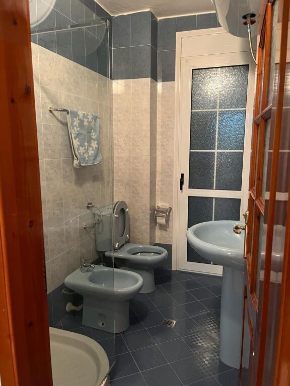 🏡 IN AFFITTO | APPARTAMENTO 3+1+2+2 IN AFFITTO – VLORË, SKELE (VIA PRINCIPALE)