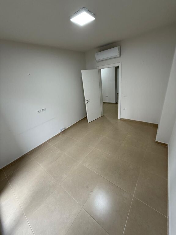 AMBIENT ZYRE PER QERA TEK RRUGA E KOSOVAREVE