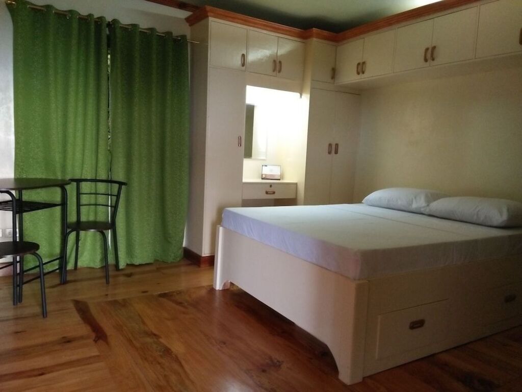 Bllok, jepet me qera apartament 1+1.
