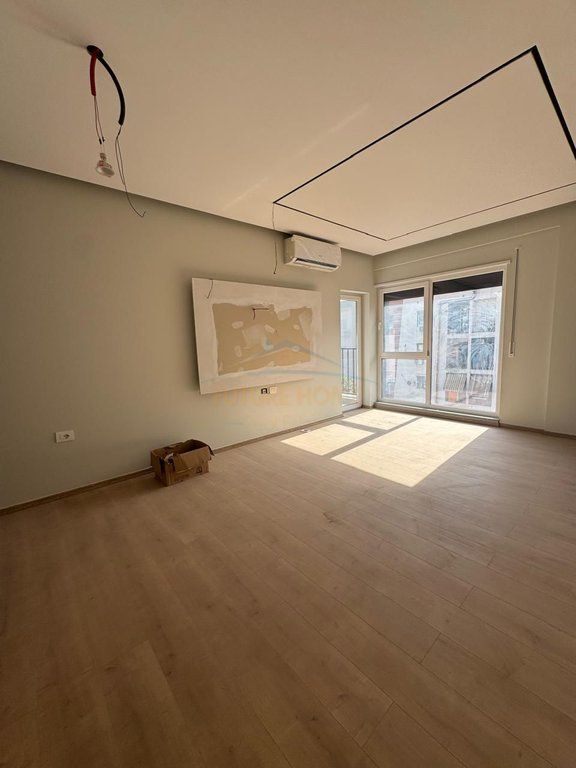 Shitet, Apartament 1+1, 5 Maji, Tirane.