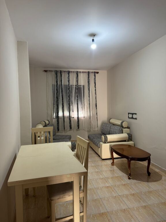 Bllok, jepet me qera apartament 1+1.