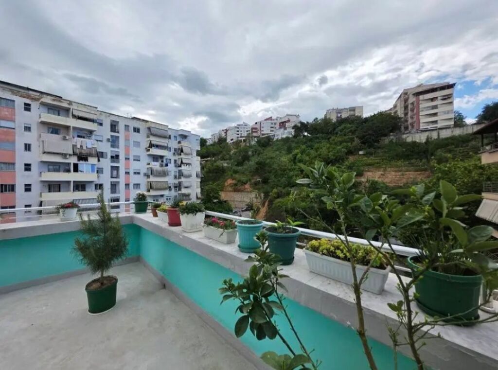 SHITET APARTAMENT 2+1+2 + Verande - Fresku, Tirane