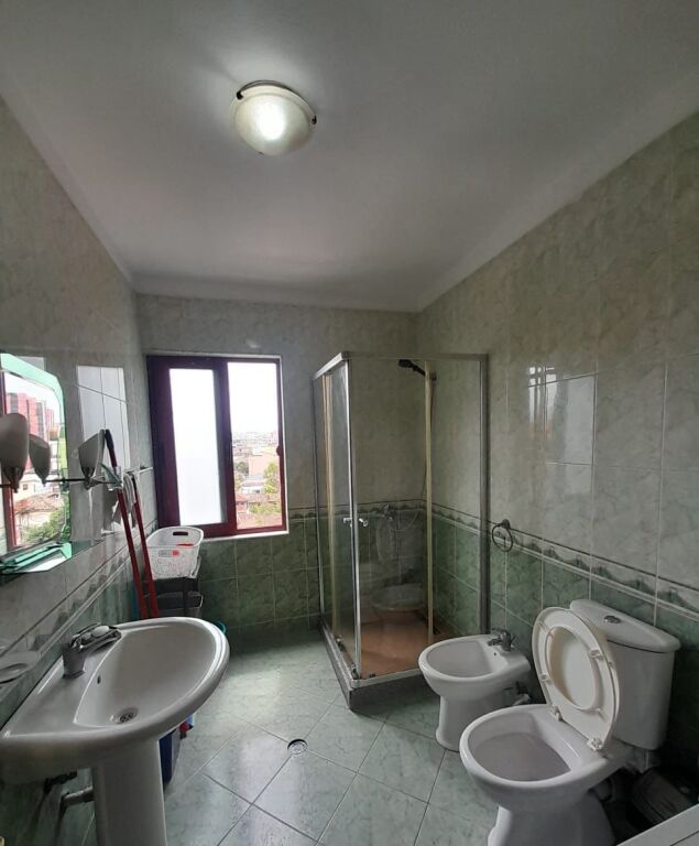 Jepet me qera Apartamenti 1+1 , rruga e Dibres 100 metra nga Medreseja 550 mije leke
