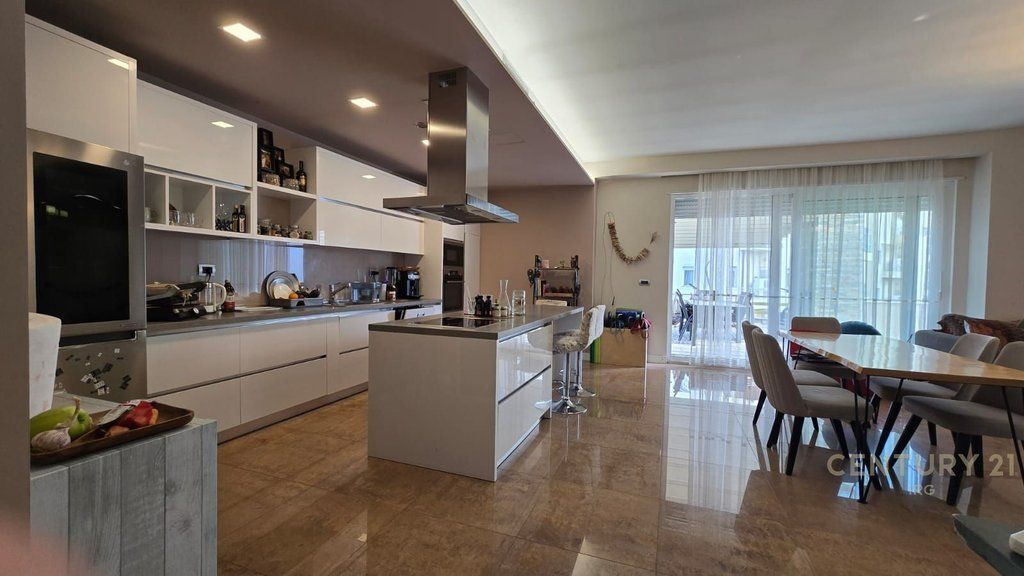 IN AFFITTO PENTHOUSE 3+1+2 CON VERANDA + POSTO AUTO, LAGO ASCIUTTO!!! 1.600 € /Mese