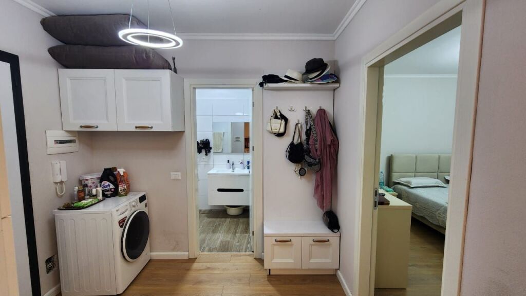 Shitet apartament 1+1 në Yzberisht