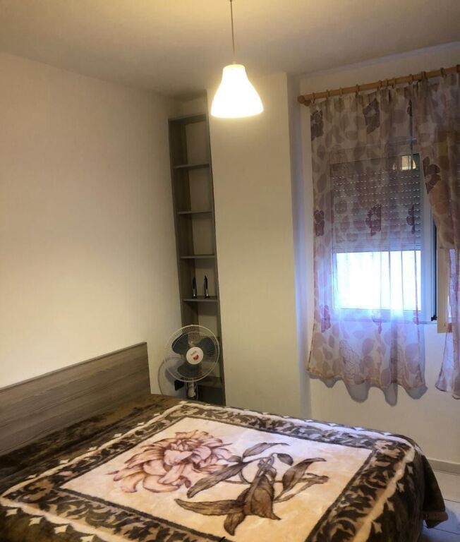 Affittasi Appartamento 1+1, Xhamllik via Tell Ndini dietro la Farmacia Giorno e Notte 370 Mila leke