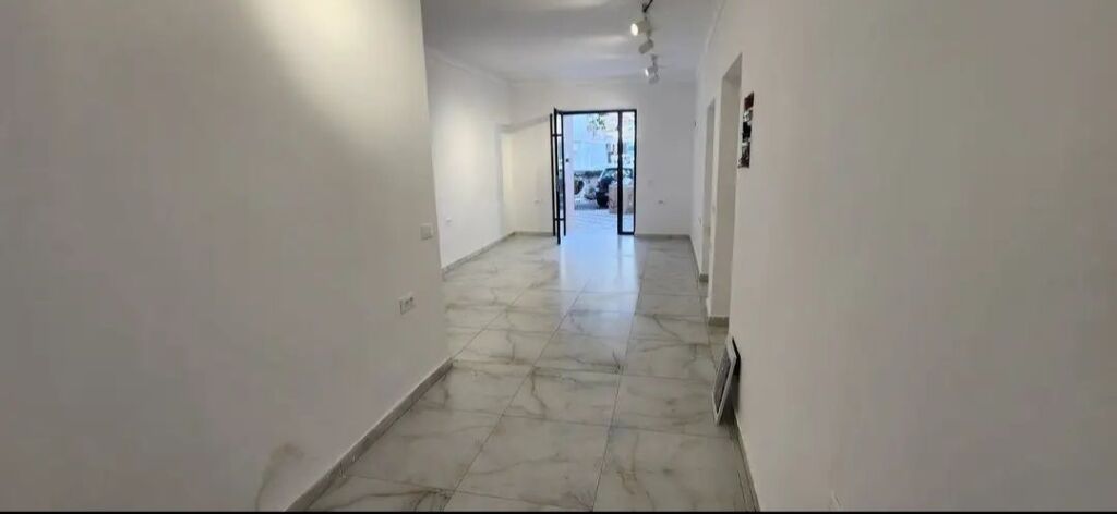 Locale Commerciale in Affitto a Brryli, Tirana