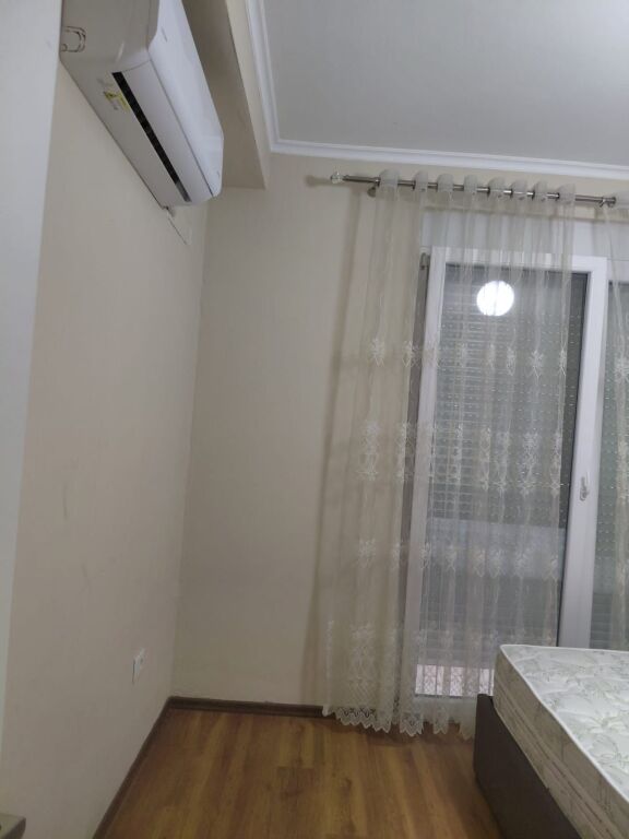 Jepet me qera Apartamenti 2+1 , ne fund te rruges 5 Maj tek ndertimin e Bashkise 550 mije leke