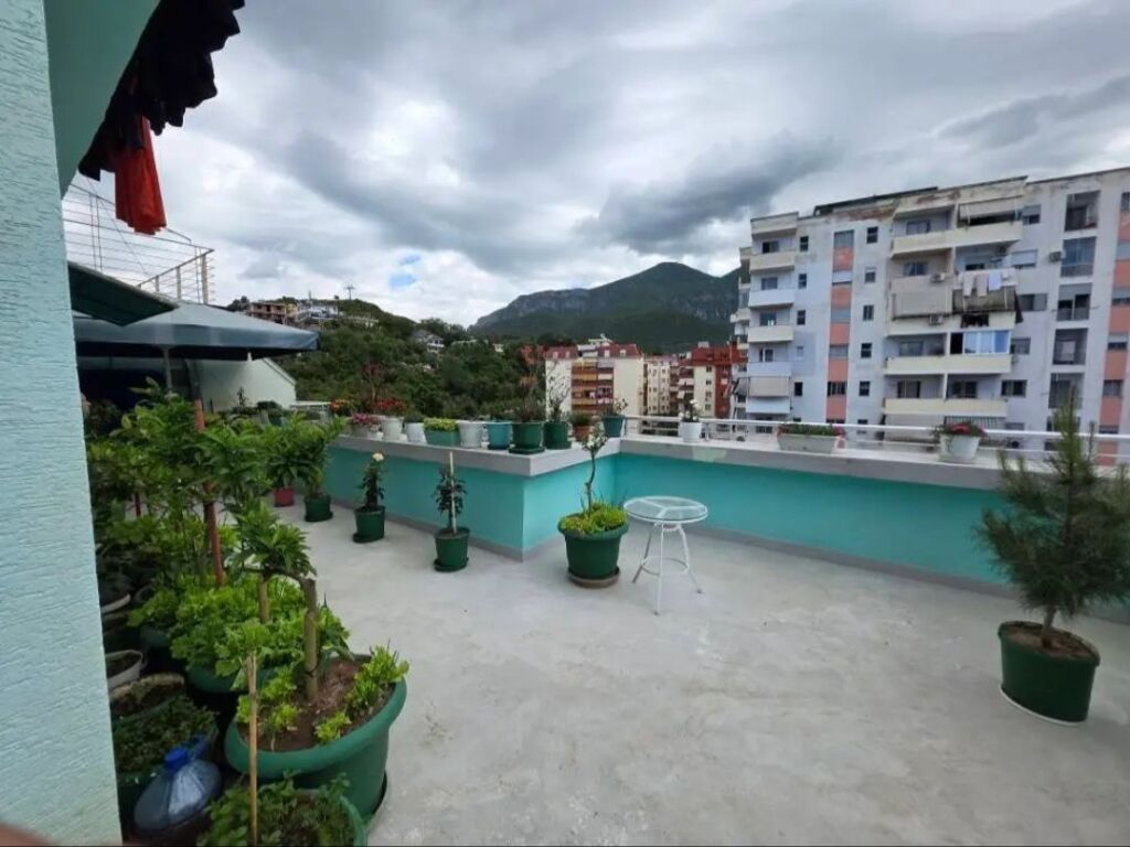 SHITET APARTAMENT 2+1+2 + Verande - Fresku, Tirane