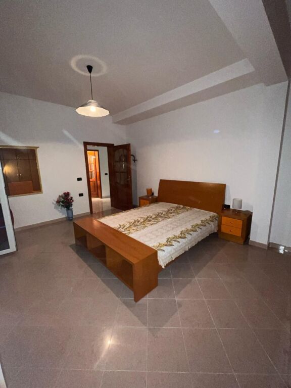 🏡 IN AFFITTO | APPARTAMENTO 3+1+2+2 IN AFFITTO – VLORË, SKELE (VIA PRINCIPALE)