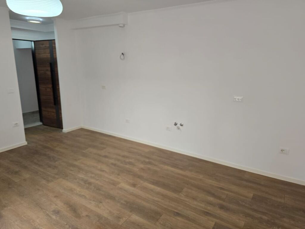 Shitet Apartment Te Ish Tregu Elektrik 1+1 kati 3 Orjentim Jug Lindje 50 m² Pallt Egzistus I Risauruar Çmimi 115000 €