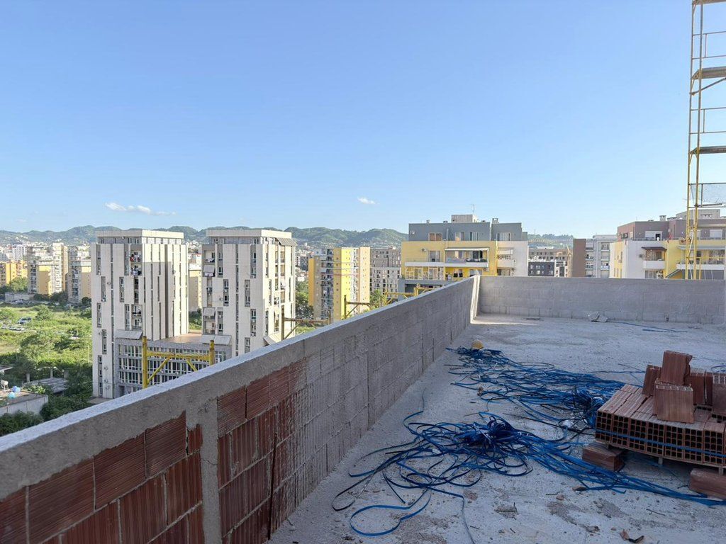 Via Dritan Hoxha, Vendesi Appartamento 2+1 con Veranda 165.000 €