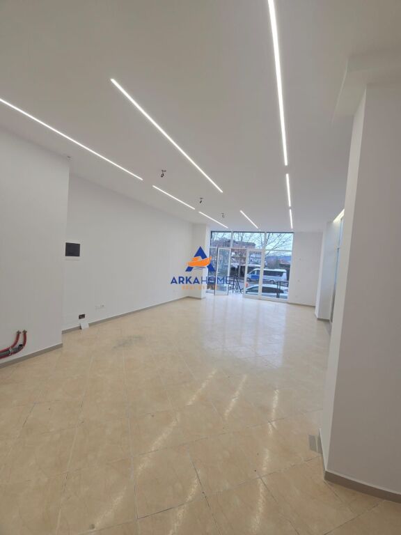 BUSINESS UNIT FOR RENT 70.15M2 "YELLOW PALACES" 650 EURO