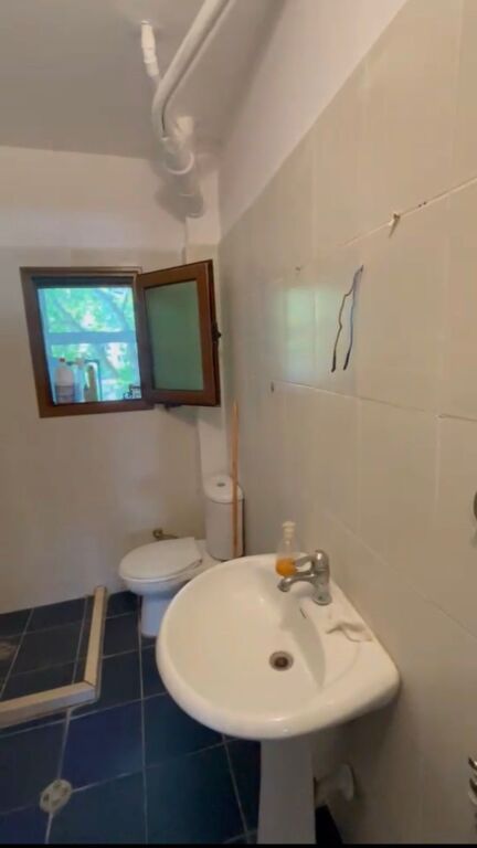 Shitet Apartament 1+1