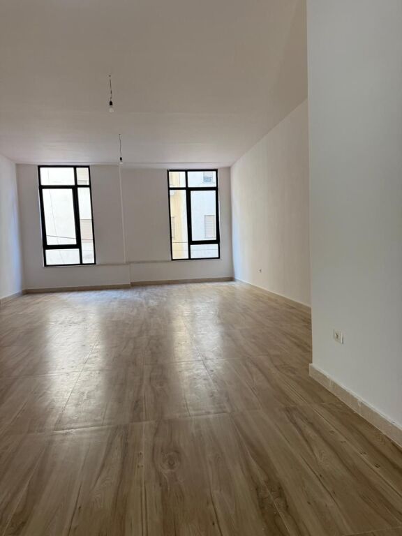 Sono offerti due spazi ufficio in affitto presso Donika Center