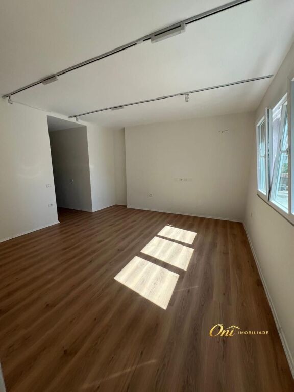 OFFICE FOR RENT 135M2 PAZARI I RI