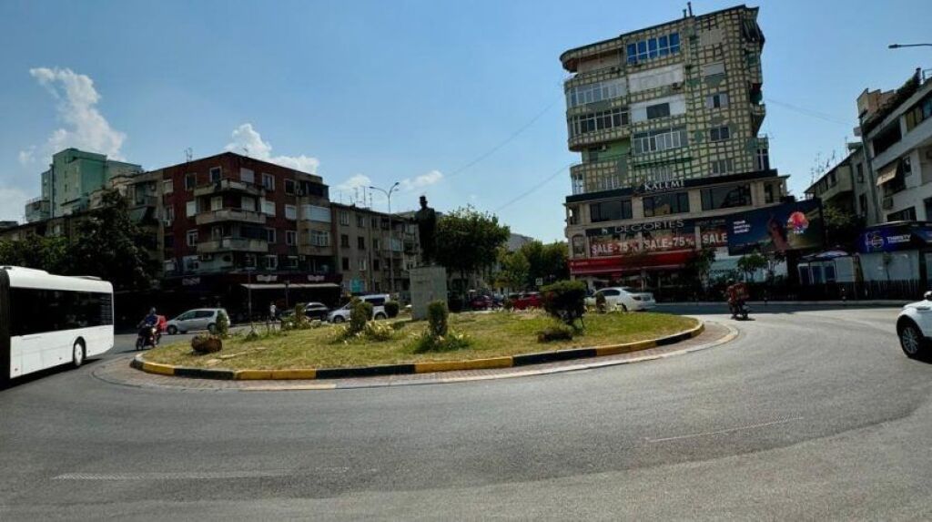 Shitet, Apartament 2+1, Sheshi Willson, Tiranë.