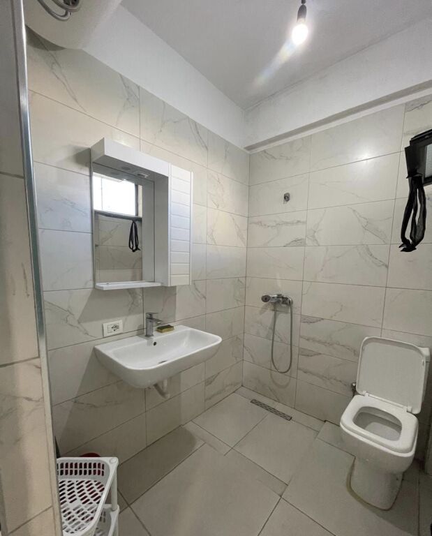 MONOLOCALE 28000 LEKE. PALAZZO DELLO SPORT ASLLAN RUSI