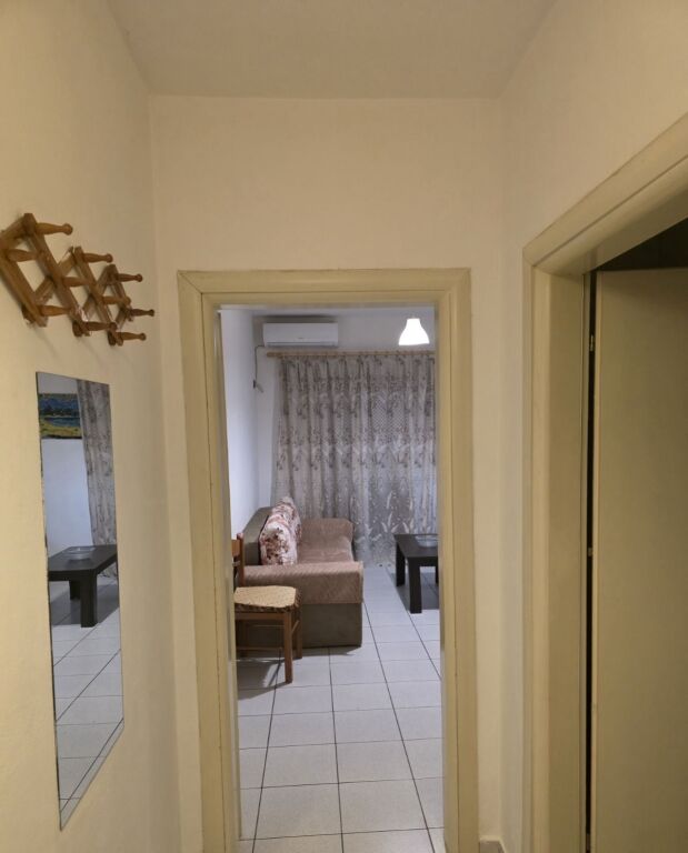 Jepet me qera Apartamenti 1+1 , Xhamllik rruga Tell Ndini mbrapa Farmaci Dite e Nate 370 mije leke