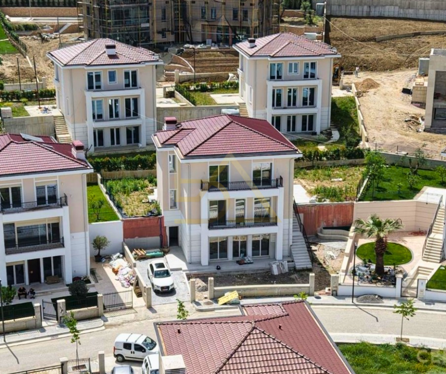 Vilë 3-Katëshe për Shitje – Lundër, Mullet, Tiranë