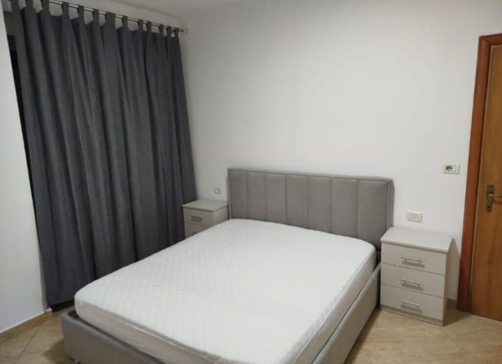 Jepet me qera Apartamenti 1+1 , Astir prane Rrethrrotullimit 400 Mije leke