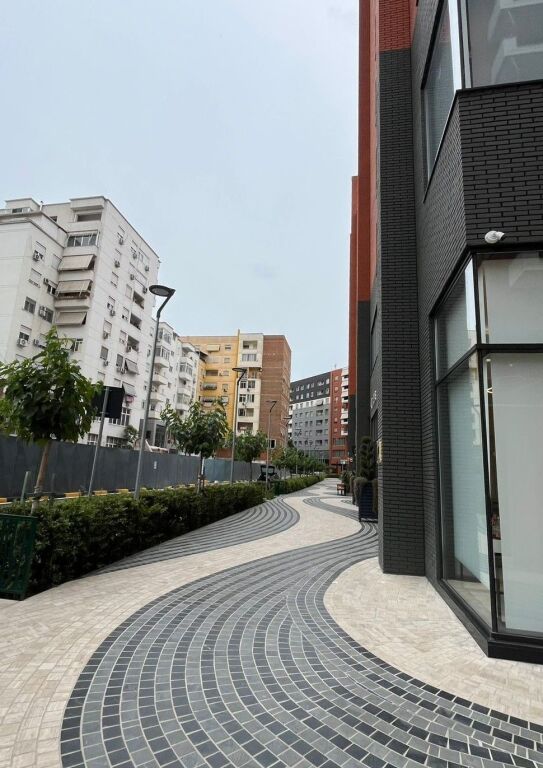 🏢 Negozio in Affitto presso il Complesso Delijorgji