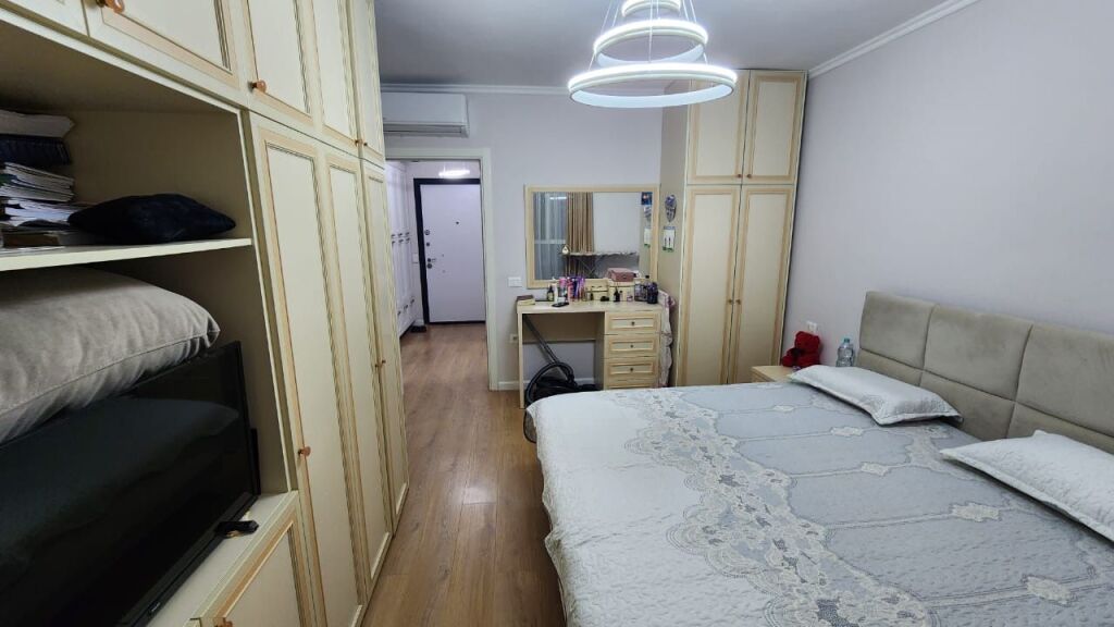 Shitet apartament 1+1 në Yzberisht