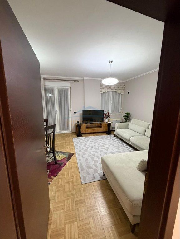Qera , Apartament 2+1 , Sheshi Willson , Tirane