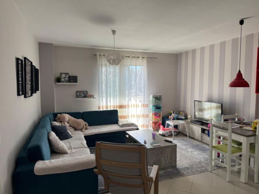 Shitet Apartament 1+1 tek Fresku , Prane Market Andi .  110.000 Euro.