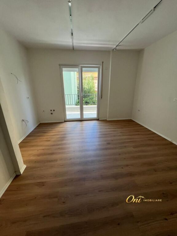 OFFICE FOR RENT 135M2 PAZARI I RI