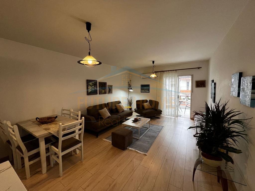 Qera, Apartament 2+1+2+post parkimi Komuna e Parisit