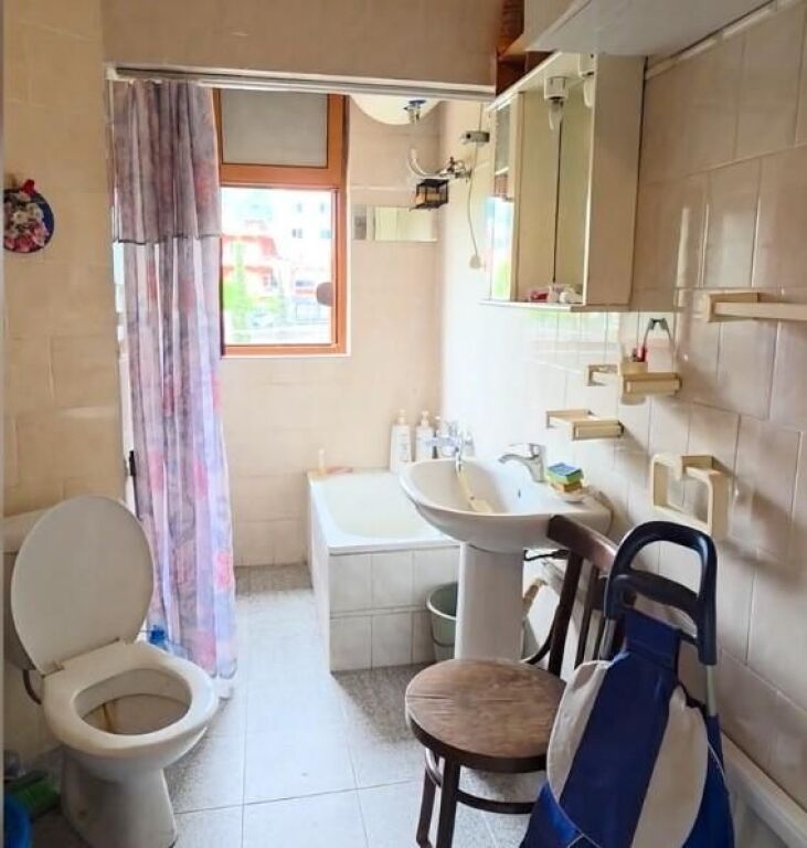 Tek Rruga Irfan Tomini Shitet Apartament 1+1 Me Çmim Okazion