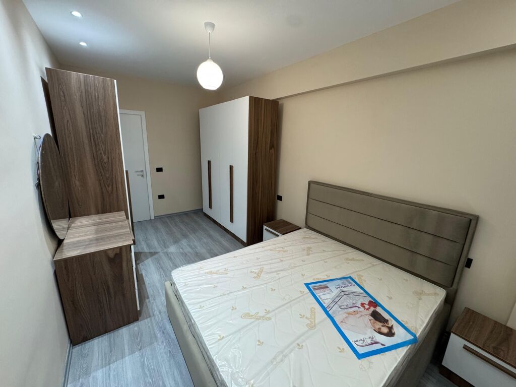 Jepet me qera apartament 1+1 te zona e 5 Maji. Apartamenti ndodhet në katin e 2-të të një pallati të ri me ashensor. Është i sapoarreduar dhe ofron kushte moderne e komode për banim.  💶 Çmimi: 450€ / muaj.
