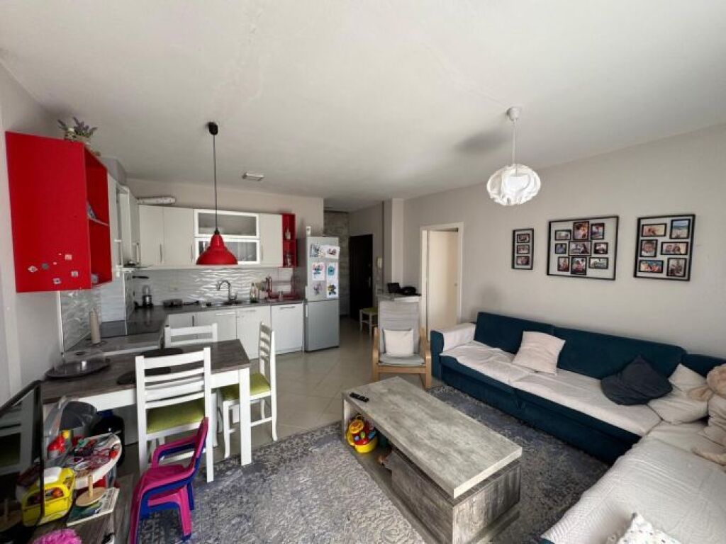 Shitet Apartament 1+1 tek Fresku , Prane Market Andi .  110.000 Euro.