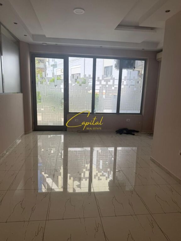 AMBIENT BIZNESI ME QIRA 80 M2 RRUGA E DIBRES 120.000 LEKE