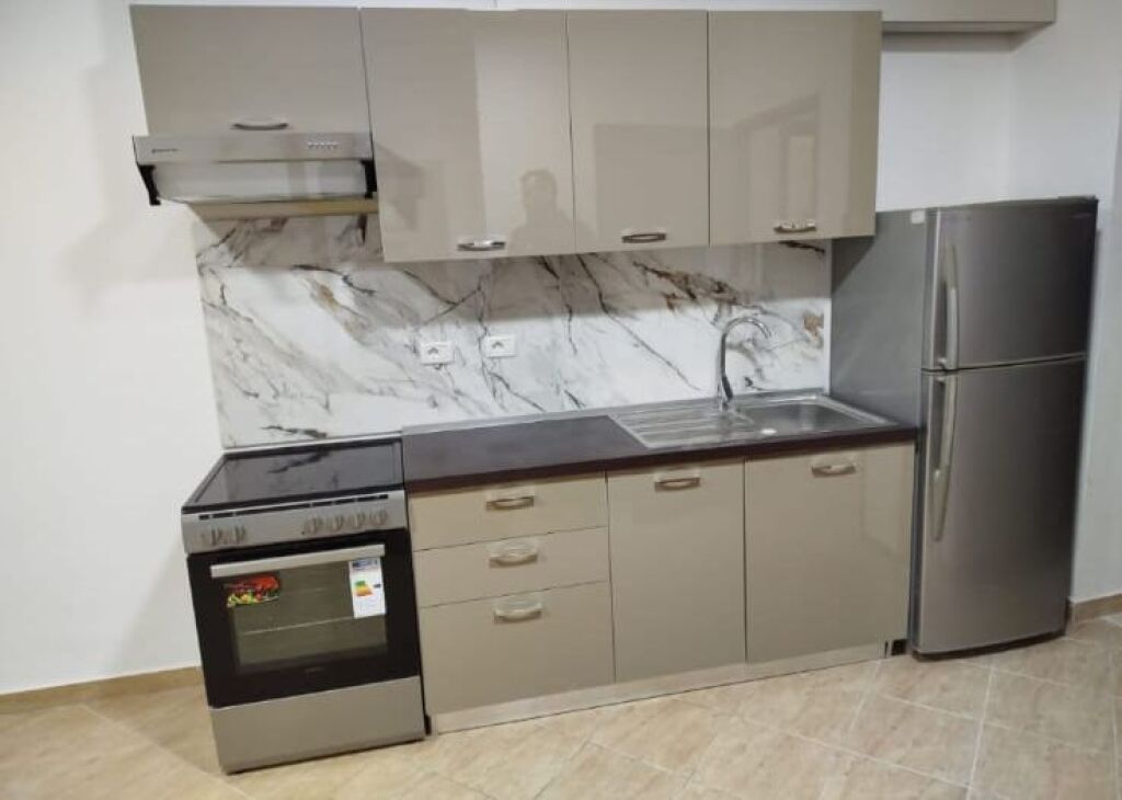 Jepet me qera Apartamenti 1+1 , Astir prane Rrethrrotullimit 400 Mije leke