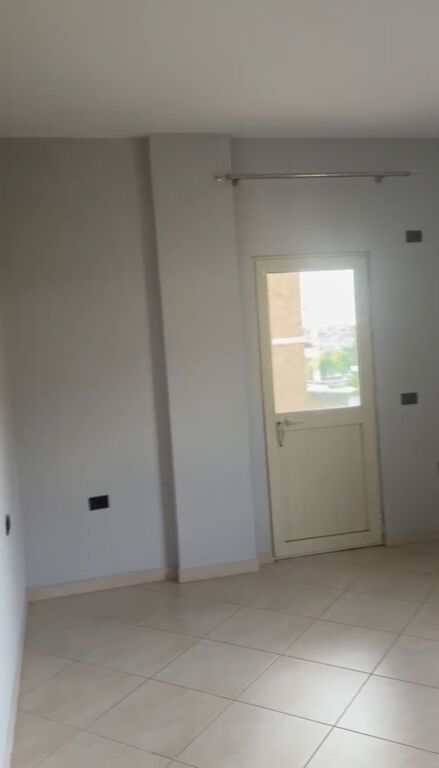 Jepet me qera Apartamenti 1+1 Bosh, Kinostudio prane Komisariatit numer 4 350 mije leke