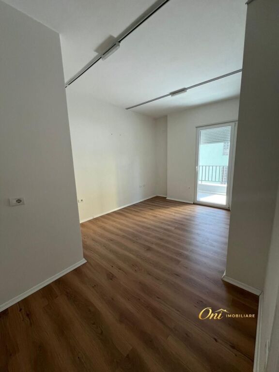 OFFICE FOR RENT 135M2 PAZARI I RI