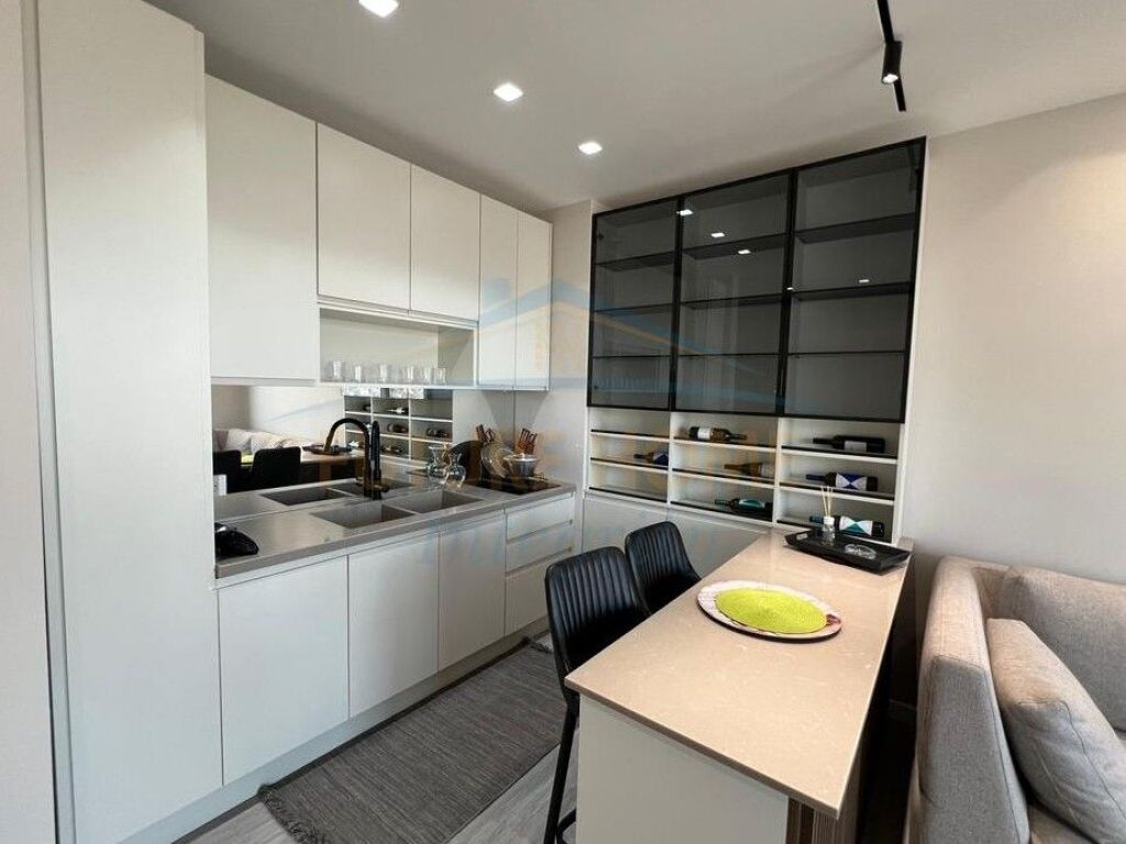 Shitet, Apartament 1+1+Verandë+Garderobë, Sauk, Tiranë.