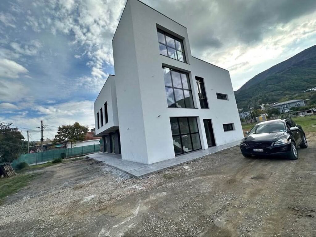 JEPET ME QERA NJESI SHERBIMI  TOKE - BERZHITE, TIRANE
